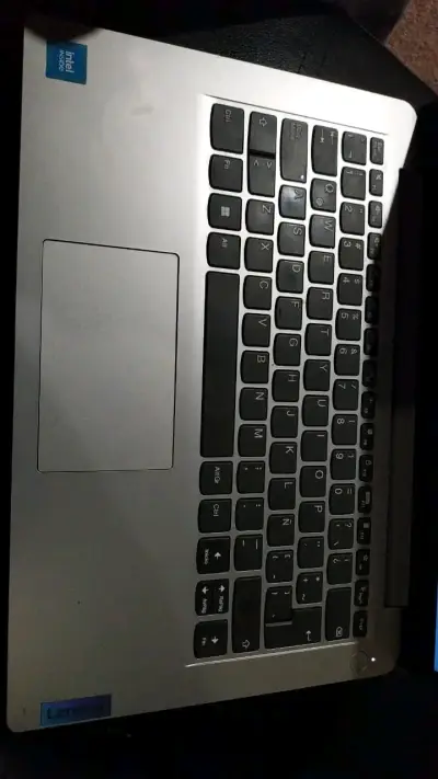 Laptop Lenovo Intel Inside en buen estado - miniatura 3