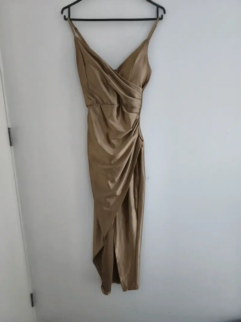 Vestido largo dorado con tirantes - 1