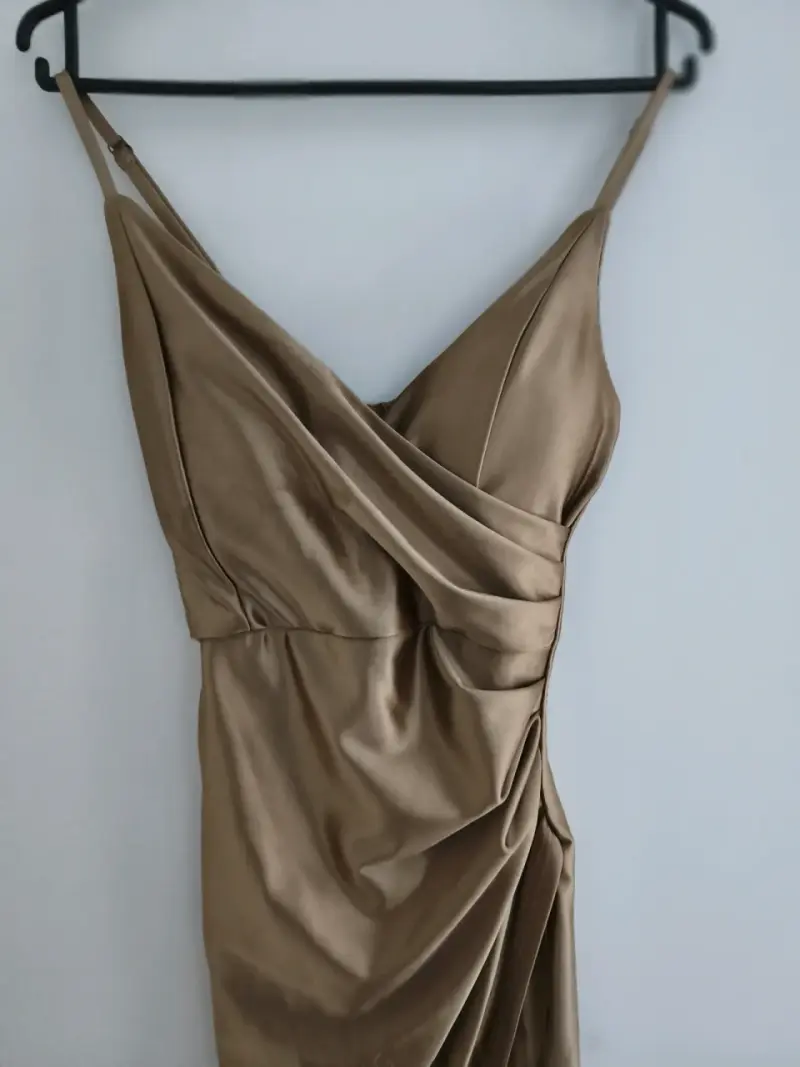 Vestido largo dorado con tirantes - 2