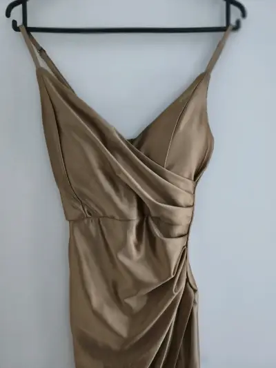 Vestido largo dorado con tirantes - miniatura 2