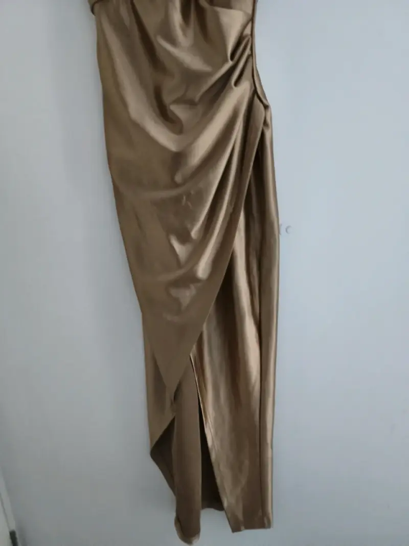Vestido largo dorado con tirantes - 3