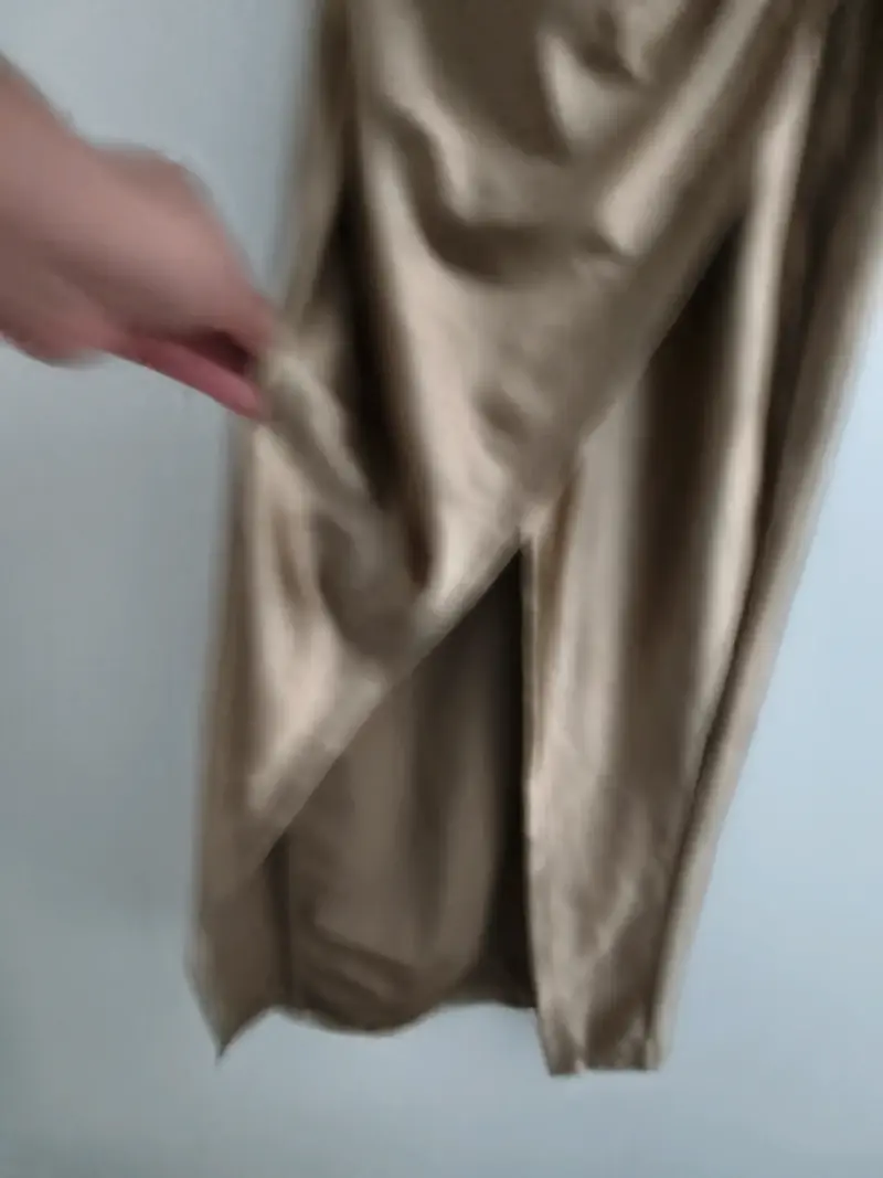Vestido largo dorado con tirantes - 4