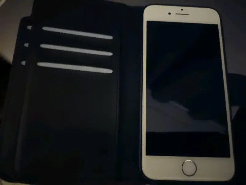 iPhone con funda protectora negra