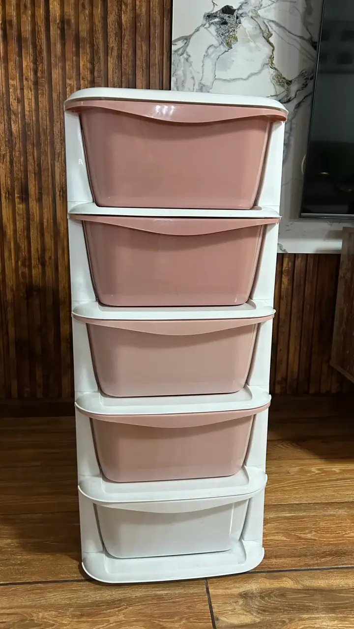 Cajonera plástica con 5 cajones rosados - 1