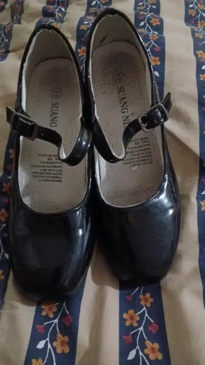 Zapatos de charol negros para niña con hebilla - miniatura 1