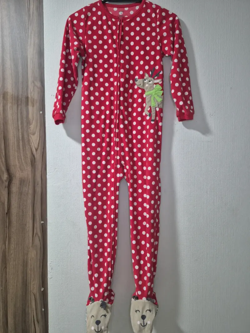 Pijama enterizo infantil rojo con puntos y diseño de reno - 4