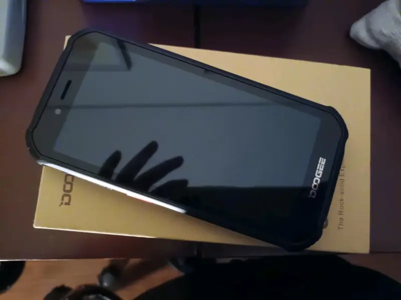 Smartphone resistente Doogee con caja original