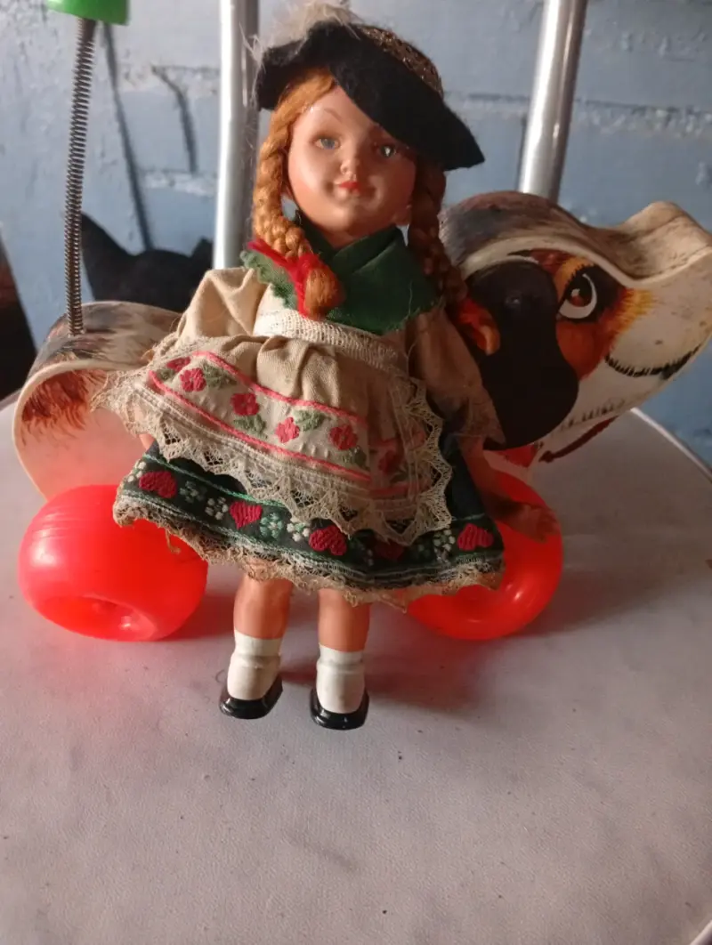 Muñeca de colección con vestido tradicional - 1