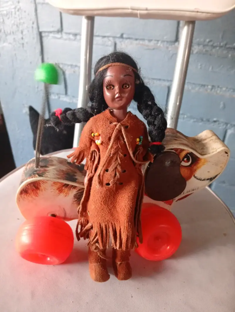 Muñeca de colección con vestido tradicional - 6