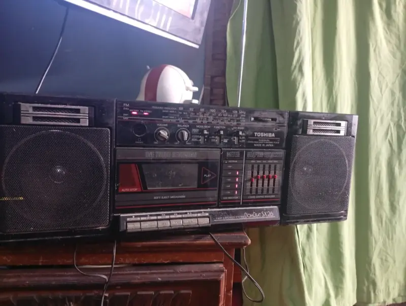 Radio cassette vintage Toshiba BomBeat SX26 - 4