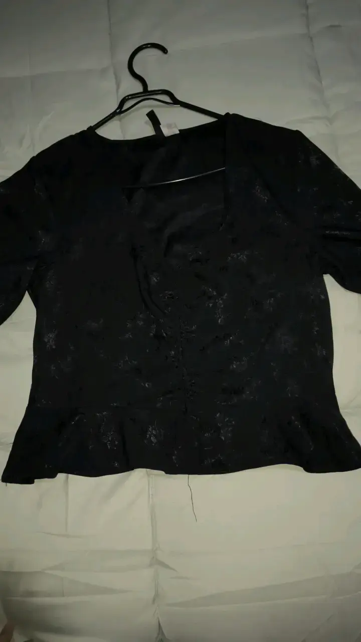 Blusa negra elegante con detalles estampados - 1