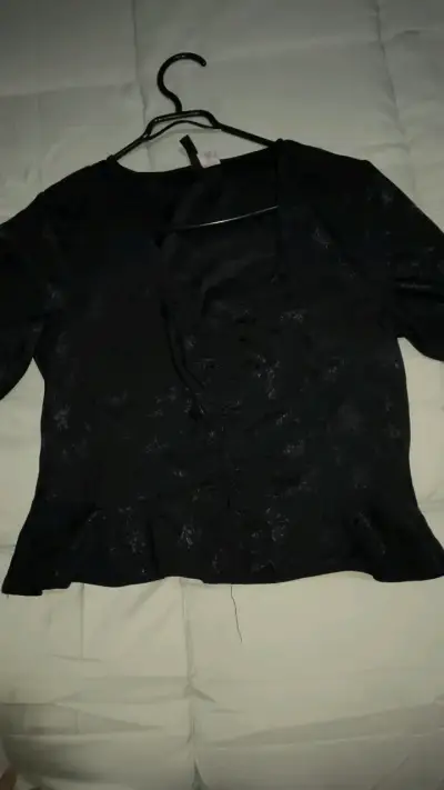 Blusa negra elegante con detalles estampados - miniatura 1