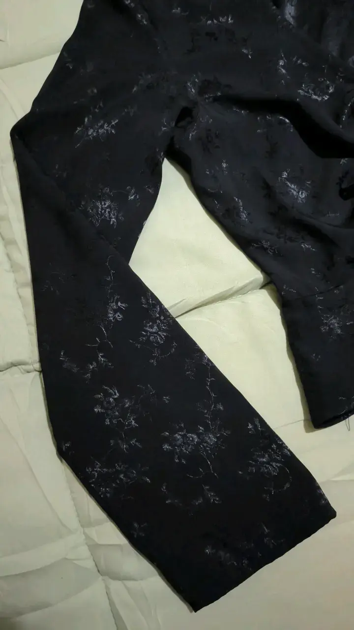 Blusa negra elegante con detalles estampados - 3