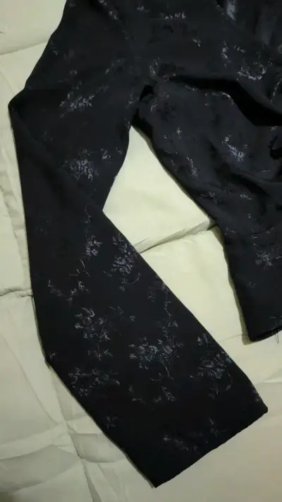 Blusa negra elegante con detalles estampados - miniatura 3