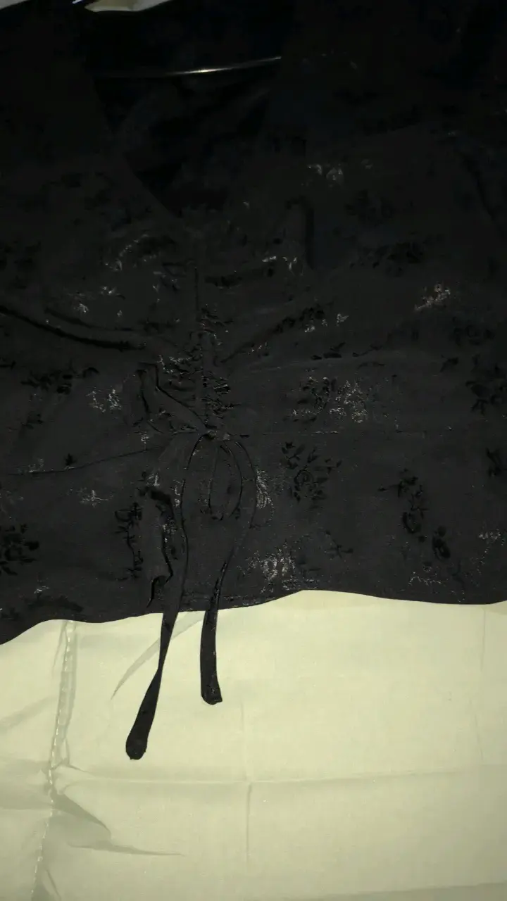 Blusa negra elegante con detalles estampados - 4
