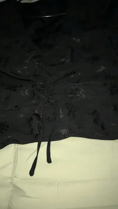 Blusa negra elegante con detalles estampados - miniatura 4