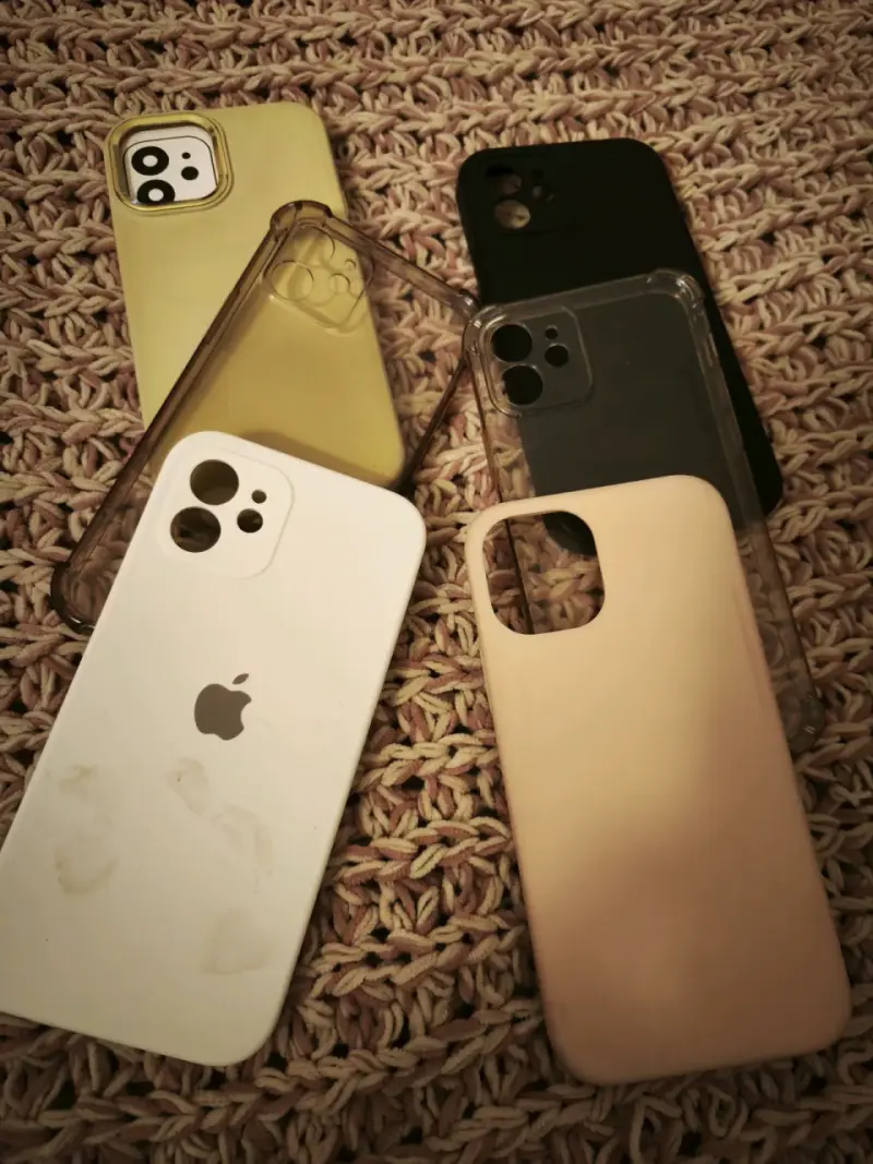 Set de carcasas para iPhone 12 de colores variados