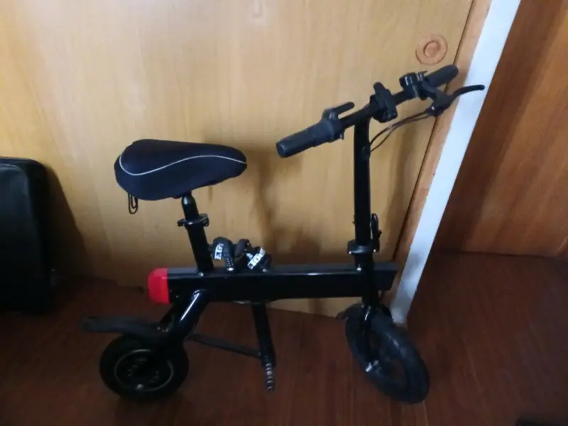 Bicicleta eléctrica plegable compacta negra