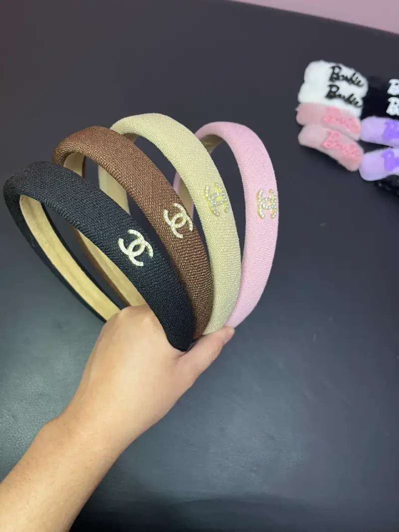 Set de cintillos y pinzas de pelo con diseño - 1