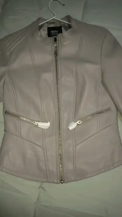 Chaqueta de cuero sintético beige para mujer - miniatura 1