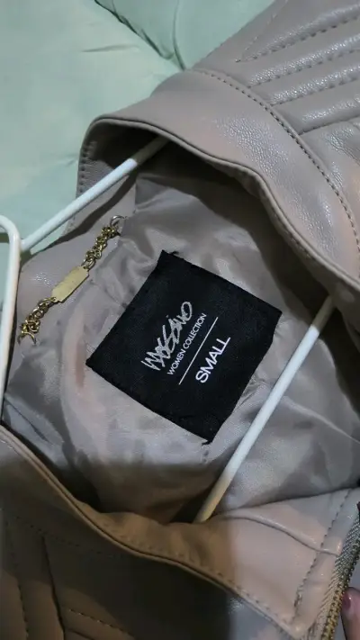 Chaqueta de cuero sintético beige para mujer - miniatura 4