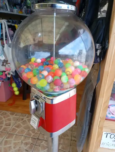 Máquina dispensadora de pelotas de goma - miniatura 1