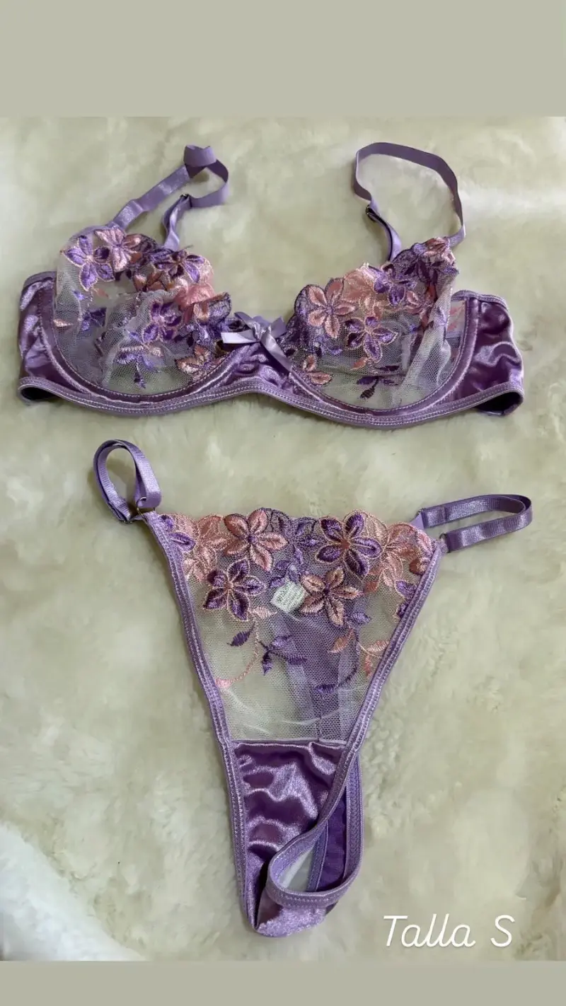 Conjunto de lencería morado con encaje