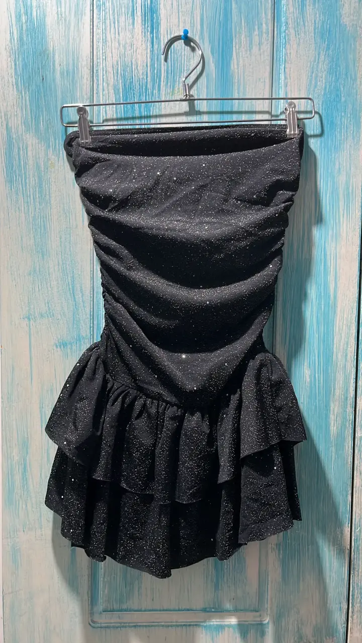 Vestido negro con brillo y volantes - 1
