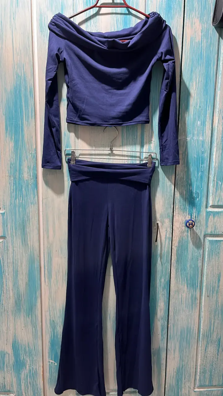 Conjunto azul de top y pantalón acampanado - 1