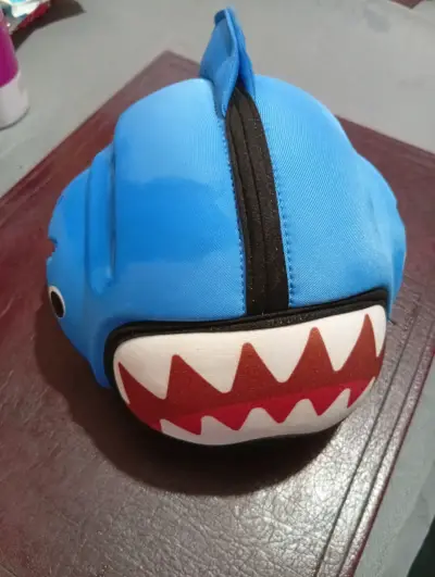 Casco infantil de tiburón azul - miniatura 1
