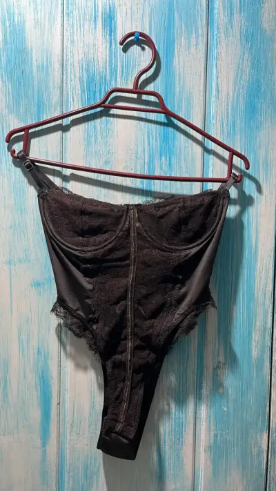 Body de encaje negro con cierre frontal - miniatura 1