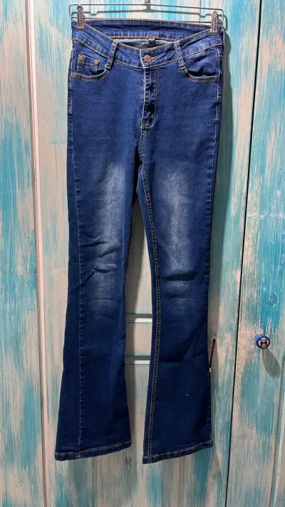 Jeans acampanados azul oscuro para mujer - miniatura 1