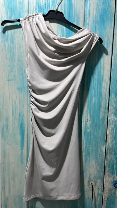 Vestido elegante drapeado color beige - miniatura 1