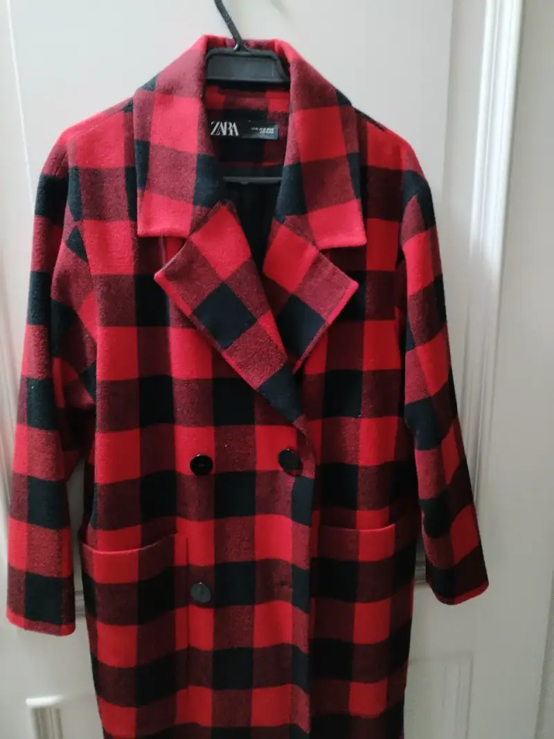 Abrigo de cuadros rojo y negro Zara - 1