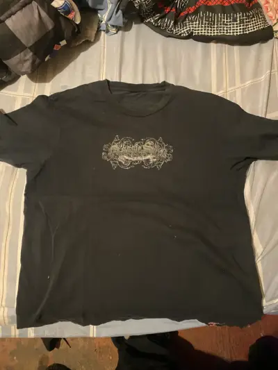 Polera negra con diseño gráfico - miniatura 1
