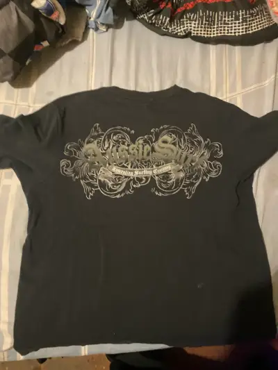 Polera negra con diseño gráfico - miniatura 2