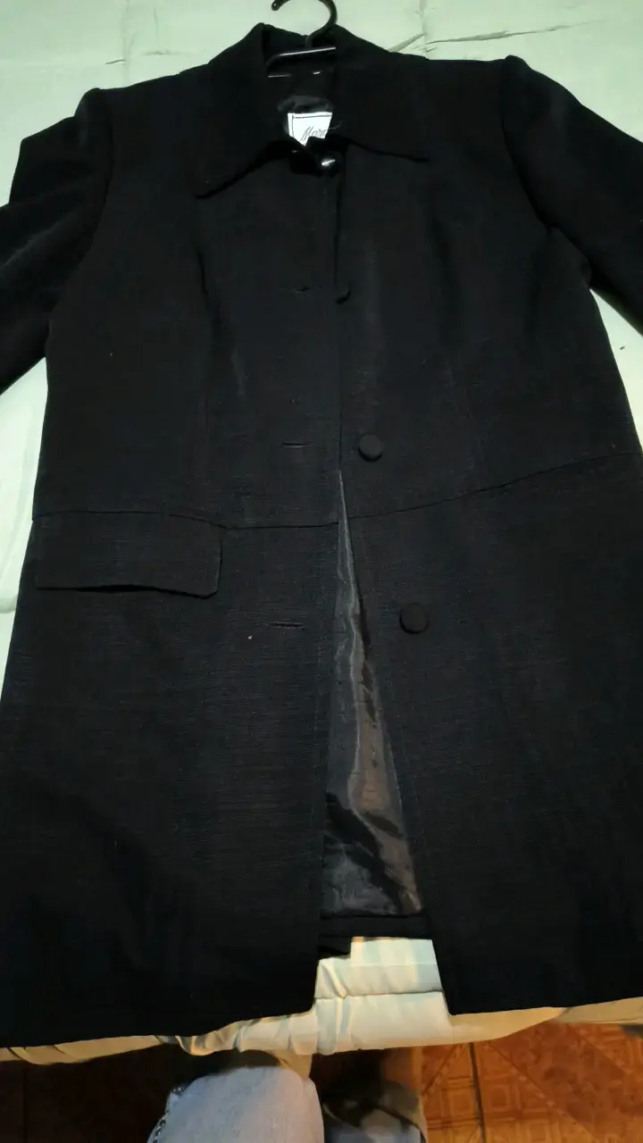 Abrigo negro elegante para mujer - 1