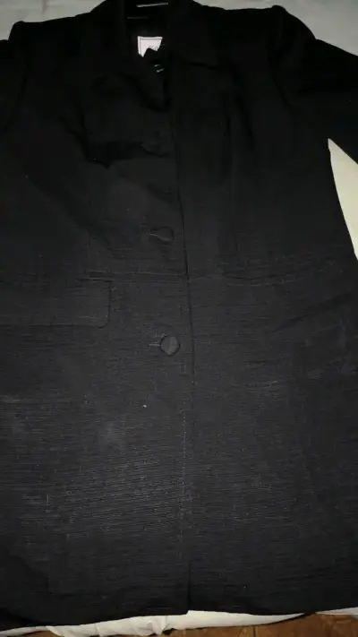 Abrigo negro elegante para mujer - miniatura 3