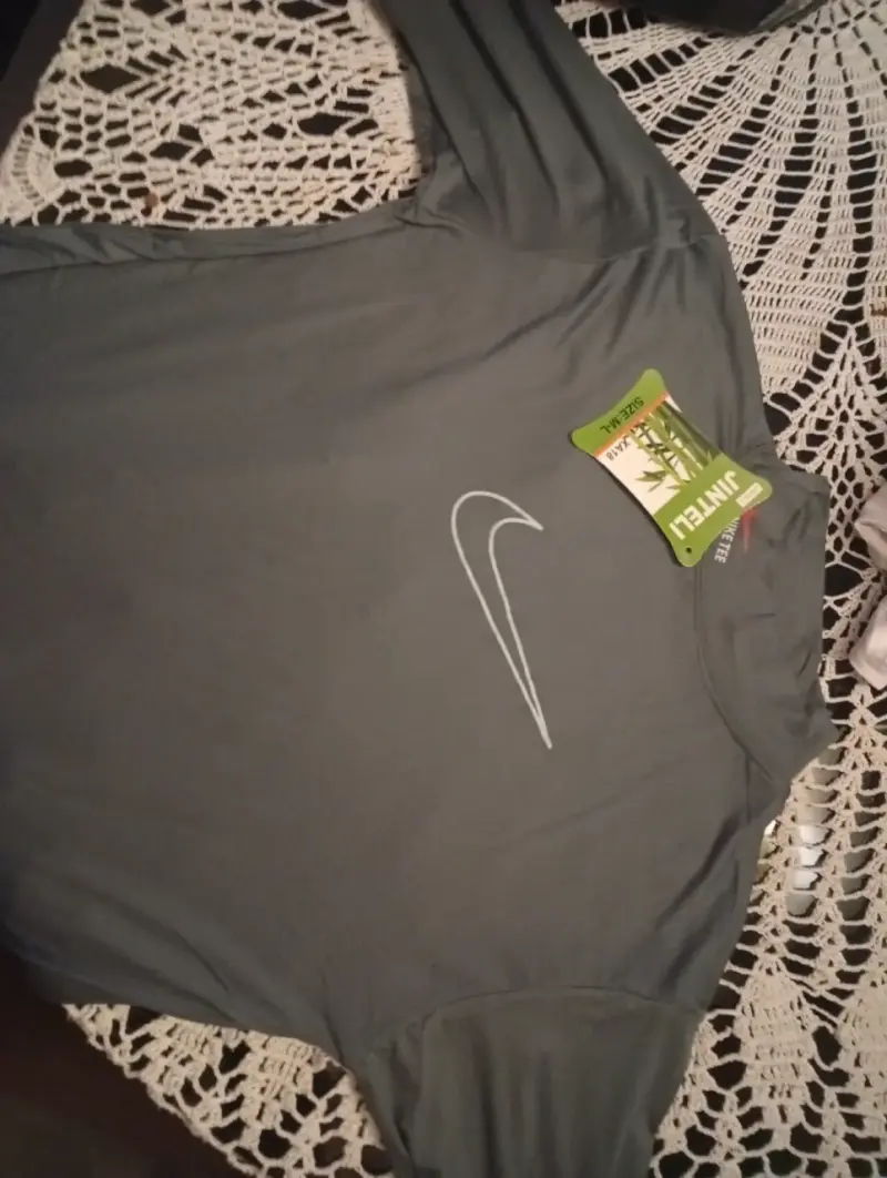 Polera manga larga gris con logo reflectivo - 2