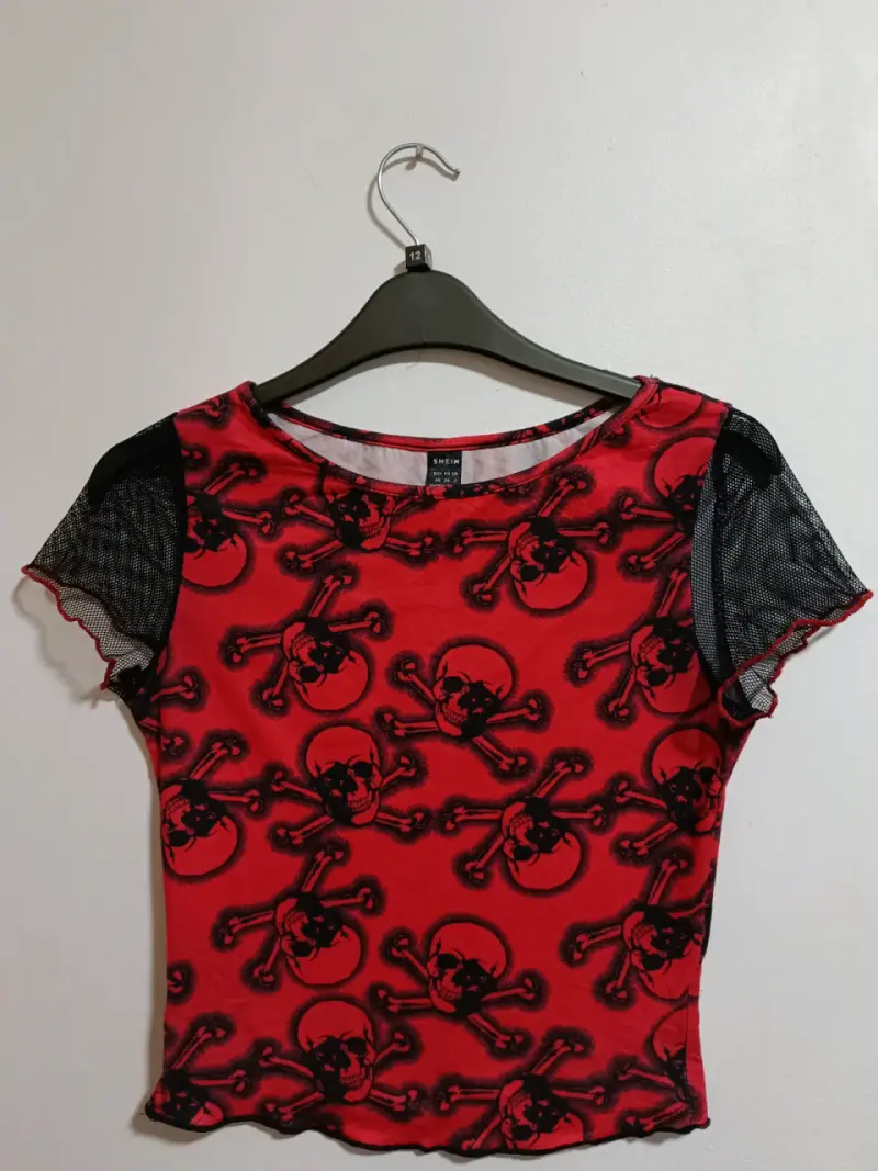Polera roja de calaveras y mangas de malla - 1