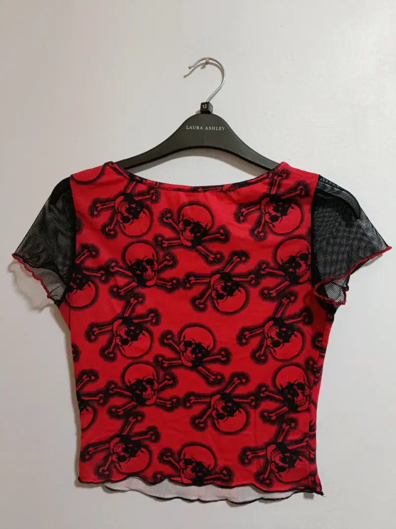 Polera roja de calaveras y mangas de malla - 2