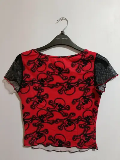 Polera roja de calaveras y mangas de malla - miniatura 2