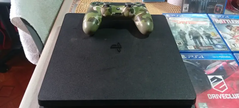 Consola PS4 con control camuflado y juegos incluidos - 1