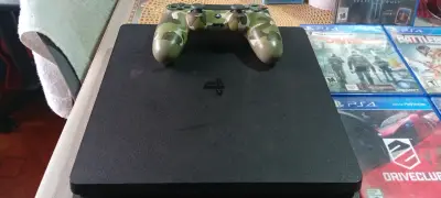 Consola PS4 con control camuflado y juegos incluidos - miniatura 1