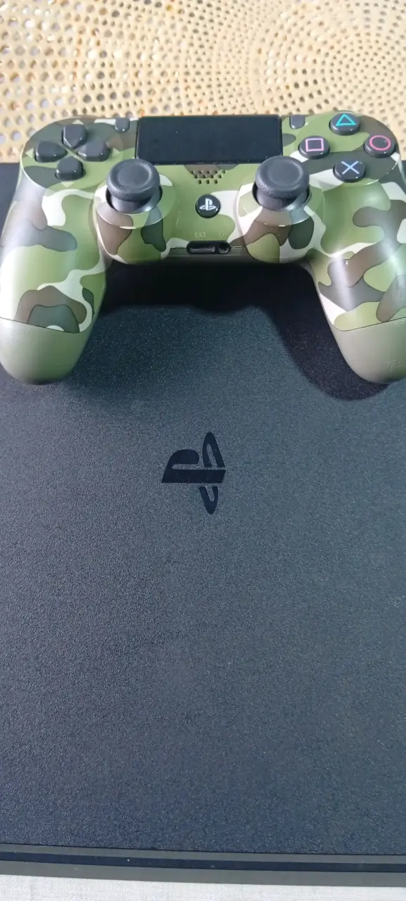 Consola PS4 con control camuflado y juegos incluidos - 2