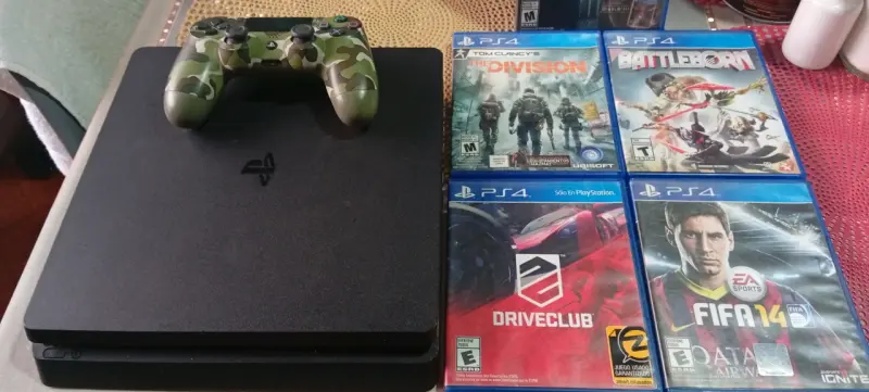 Consola PS4 con control camuflado y juegos incluidos - 3
