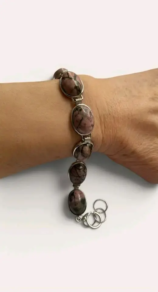 Pulsera de piedras naturales con diseño elegante - 1