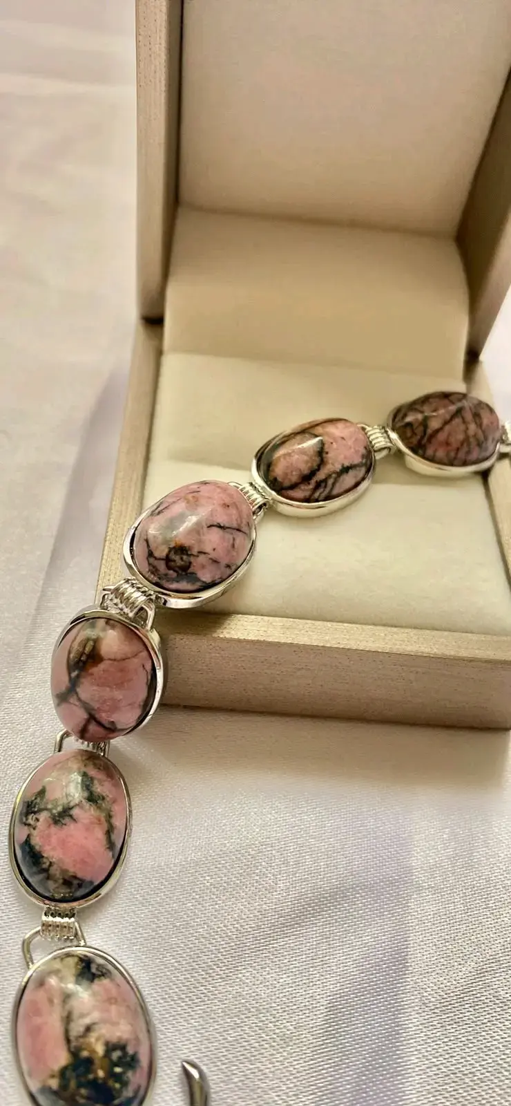 Pulsera de piedras naturales con diseño elegante - 2