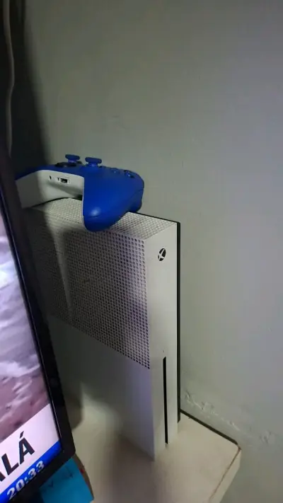 Consola Xbox One S con control azul - miniatura 1