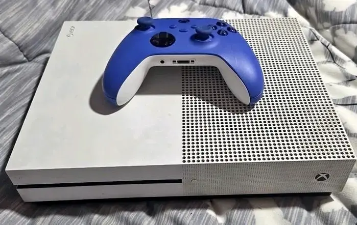 Consola Xbox One S con control azul - 2